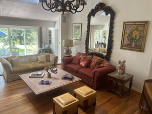 Smart TV, books - Welcome to Unwind Island,a rare 3acre ecological sanctuary on private peninsula (West Palm Beach)