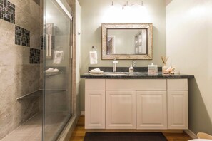Douche, sĂšche-cheveux, bidet, serviettes fournies