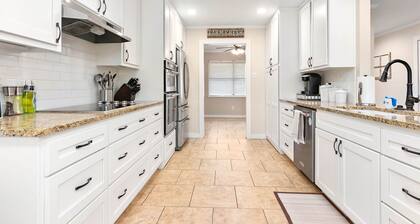 Modern Farmhouse - Hill Country Getaway - Texas Wine Country