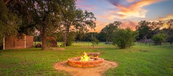Modern Farmhouse - Hill Country Getaway - Texas Wine Country