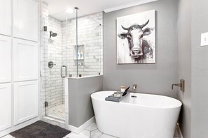 Bañera con ducha, secador de pelo, toallas, jabón