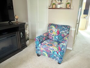 スマートテレビ、暖炉、書庫