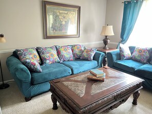 スマートテレビ、暖炉、書庫