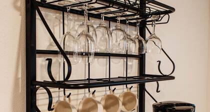 Lively 5 bd 2 1/2 bth pet friendly home minutes from downtown. GAME ROOM 🎱