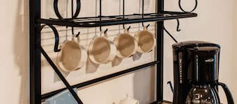 Lively 5 bd 2 1/2 bth pet friendly home minutes from downtown. GAME ROOM 🎱