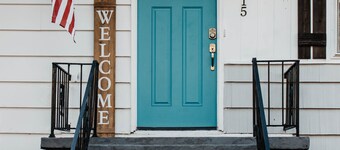 Lively 5 bd 2 1/2 bth pet friendly home minutes from downtown. GAME ROOM 🎱