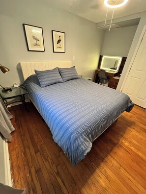 5 Schlafzimmer, Schreibtisch, Bügeleisen/Bügelbrett, Reisekinderbett