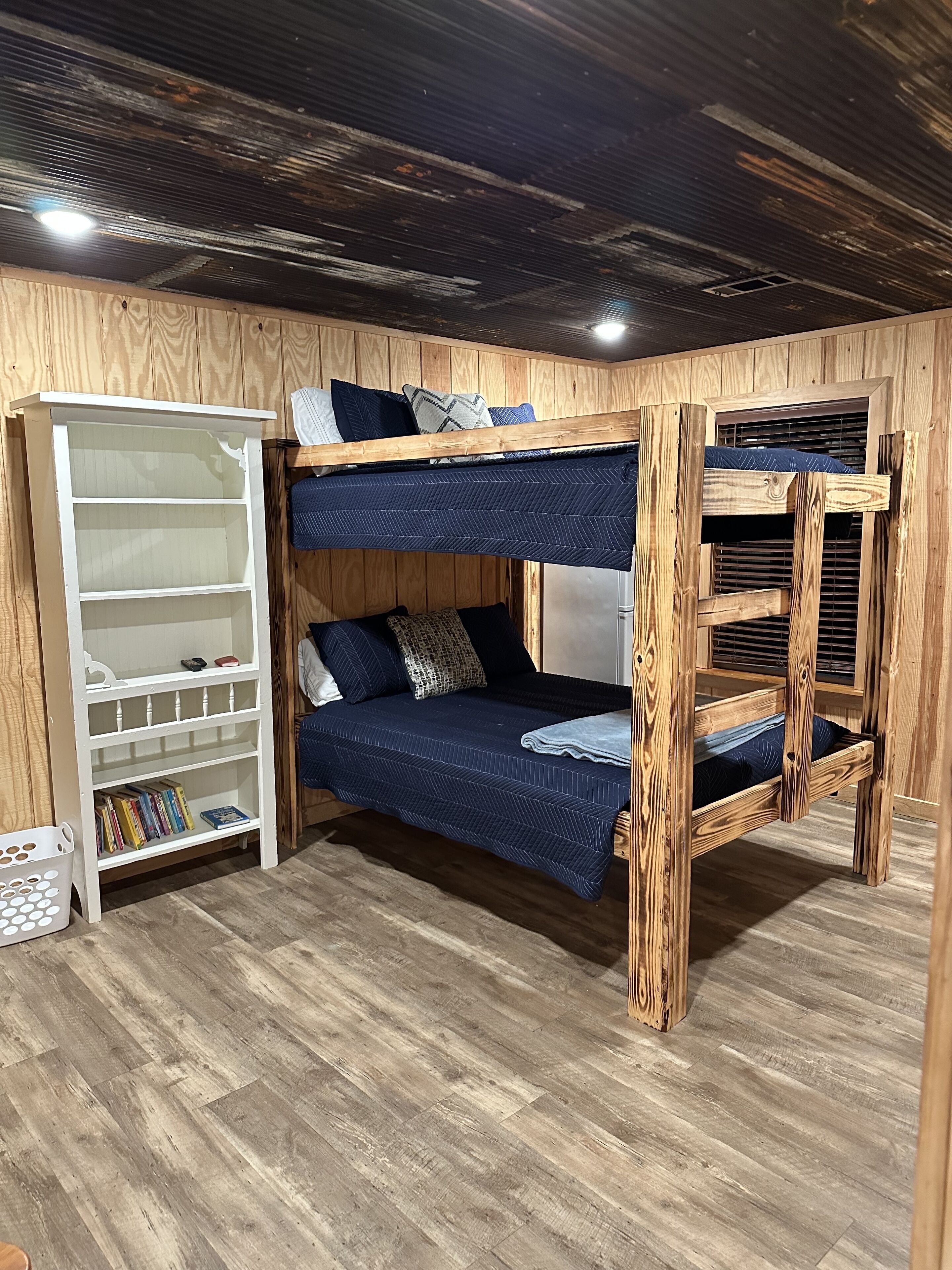 5 bedrooms, iron/ironing board, free WiFi, bed sheets
