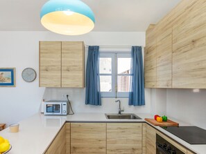 Fridge, microwave, oven, coffee/tea maker