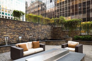 Property grounds - Hip Ballston 1BR w/ Pool, W/D & Gym, walk to Bars & Metro, by Blueground (Northern Virginia)