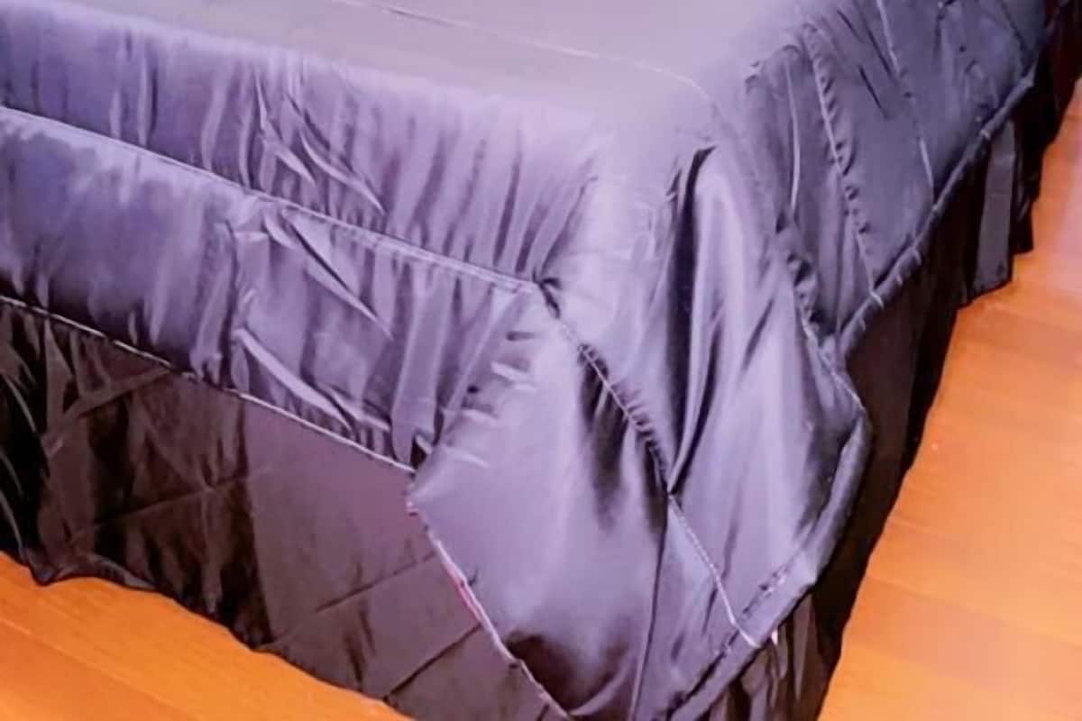 Desk, laptop workspace, WiFi (free), bed sheets