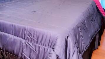 Meja kerja, ruang kerja ramah laptop, Wi-Fi gratis, dan seprai linen