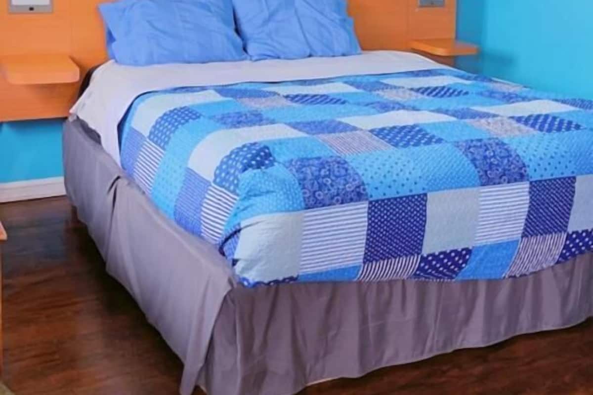 Desk, laptop workspace, WiFi (free), bed sheets