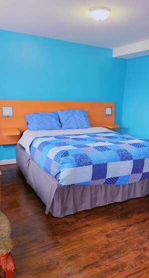 Escritorio, espacio para trabajar con laptop y wifi gratis 