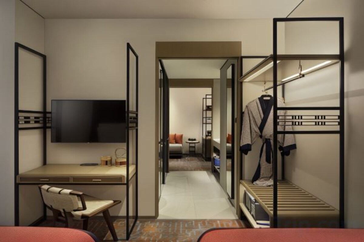 Minibar, in-room safe, desk, WiFi (free)
