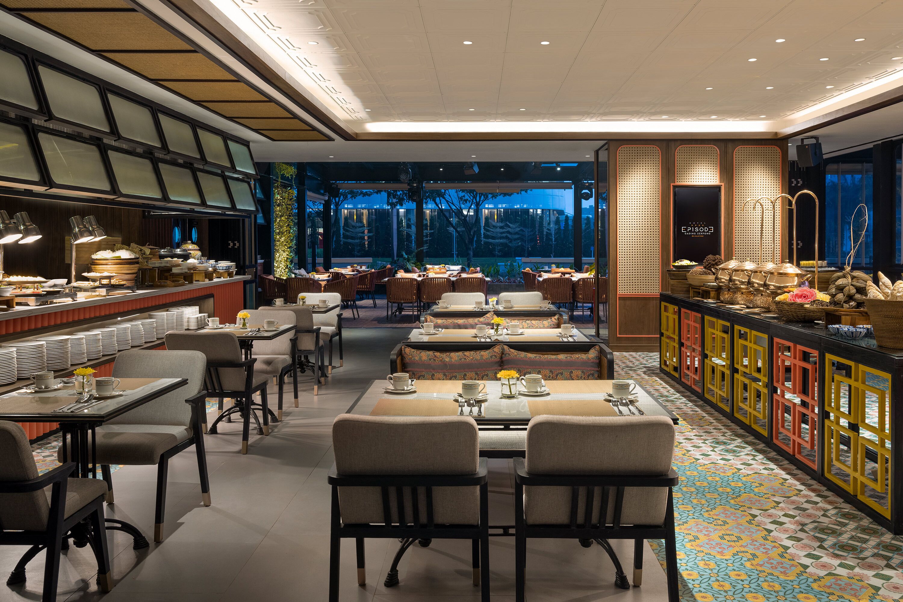 Ein Restaurant mit mehreren Essbereichen, darunter eine Bar und ein Buffet.