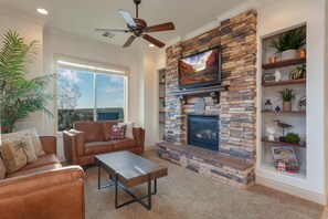 تلفزيون، مدفأة، مشغل دي في دي