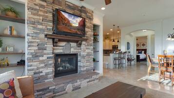 Televisión, chimenea y reproductor de DVD