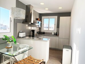 Jääkaappi, mikroaaltouuni, uuni, astianpesukone