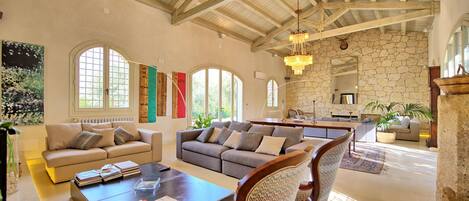 Télévision, cheminée