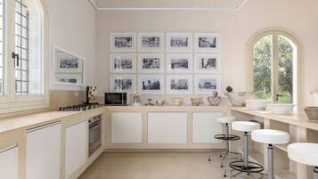 Frigorifero, forno, piano cottura, lavastoviglie