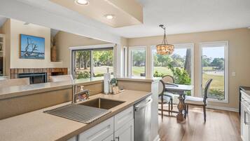 Réfrigérateur, micro-ondes, lave-vaisselle, cafetiÚre/bouilloire