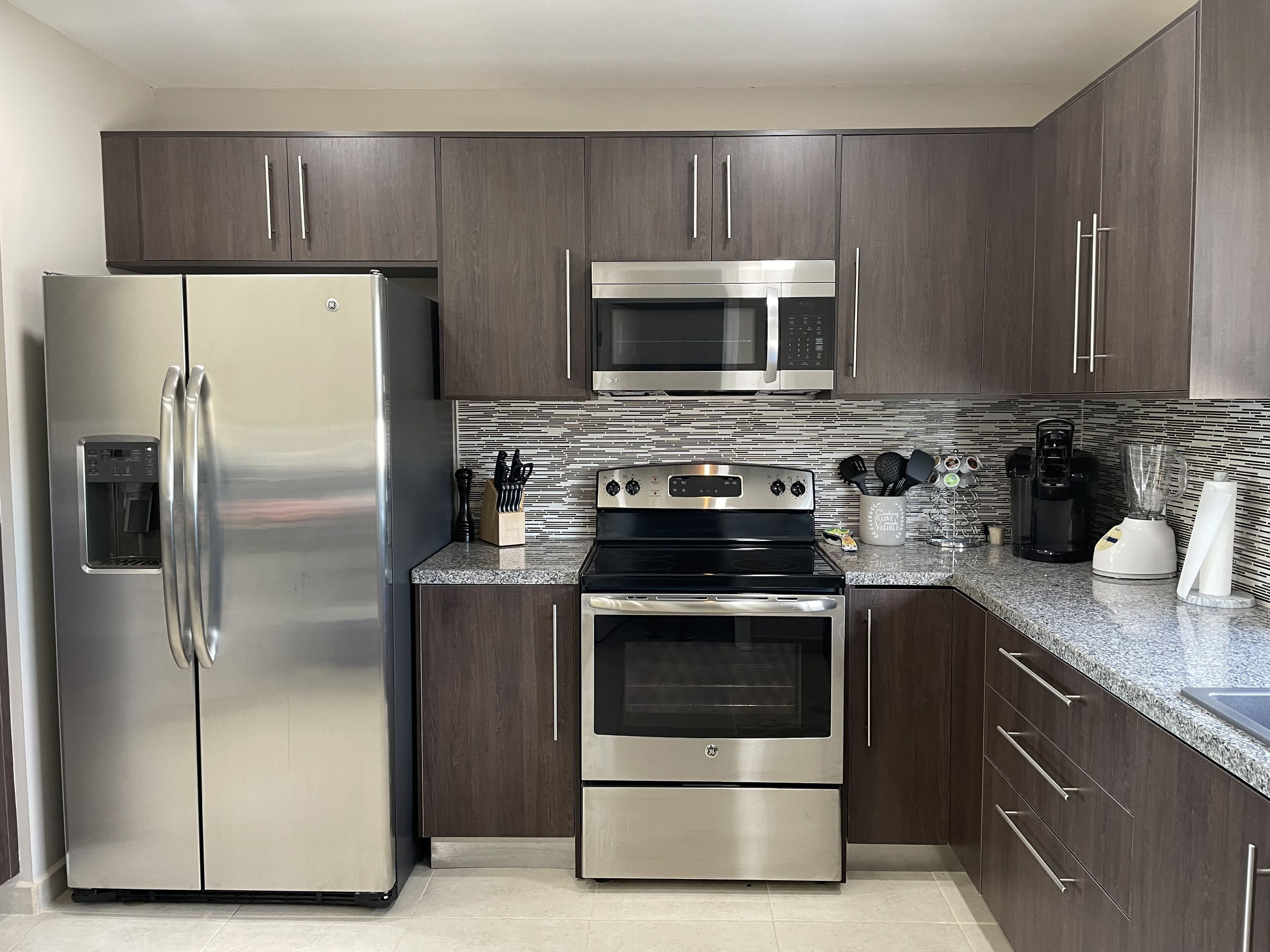 Réfrigérateur, micro-ondes, four, plaque de cuisson