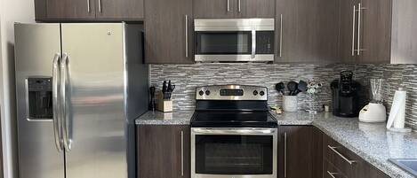 Réfrigérateur, micro-ondes, four, plaque de cuisson