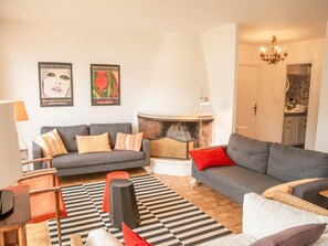 Een televisie, een open haard en een dvd-speler