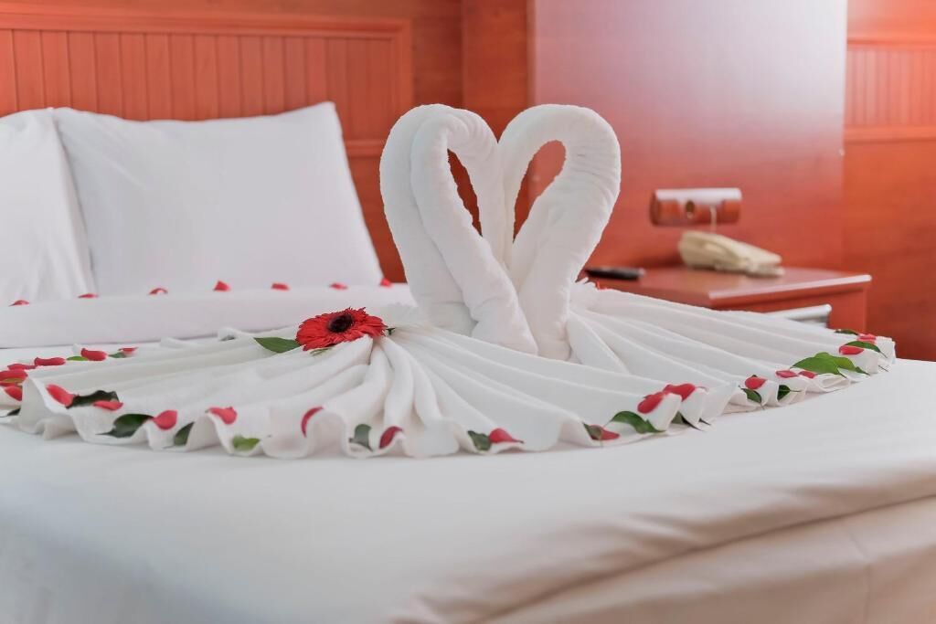 Cortinas blackout, wifi gratis y ropa de cama 