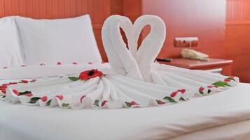 Cortinas blackout, wifi gratis y ropa de cama