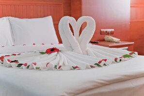 标准三人房 | 遮光窗帘、免费 WiFi、床单