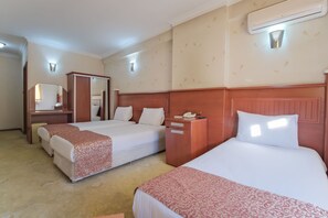 Standard-Dreibettzimmer | Verdunkelungsvorhänge, kostenloses WLAN, Bettwäsche