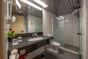 Combined shower/bathtub, hair dryer, towels, soap