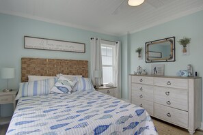 3 bedrooms, free WiFi, bed sheets - "Unleashed & Untied" - Pet Friendly Canal Home, 3 Bedrooms / 2 Bathrooms (Holden Beach)