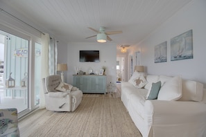 TV - "Unleashed & Untied" - Pet Friendly Canal Home, 3 Bedrooms / 2 Bathrooms (Holden Beach)