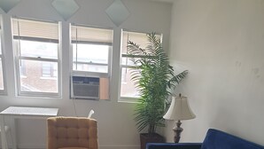 Living area - Rosewood Apartments (Joliet)