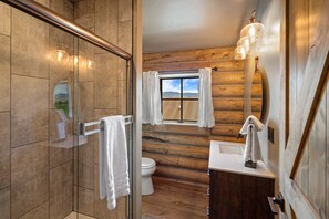Combined shower/tub, hair dryer, towels, soap - Beautiful Log Cabin in Paradise Valley, Montana (Livingston)