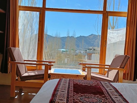 Deluxe Room | Premium bedding, down comforters, memory foam beds, in-room safe