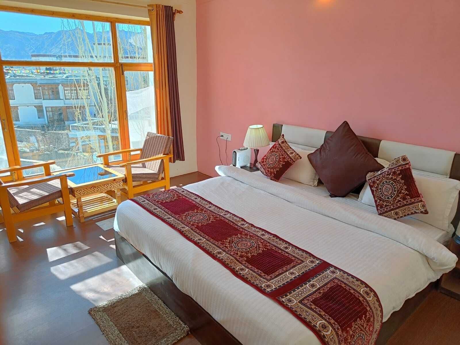 أغطية فراش متميزة وألحفة محشوة بالريش وأسرّة بإسفنج يتكيف مع شكل الجسم