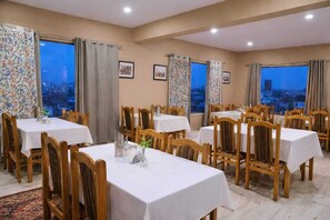 Breakfast, lunch, dinner served; garden views  - Hotel Malik Residency (Leh)