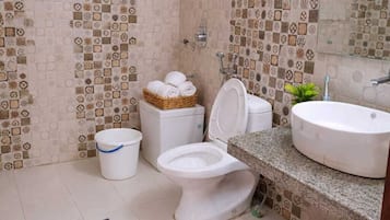 Deluxe Room | Bathroom | Free toiletries, hair dryer, bathrobes, slippers