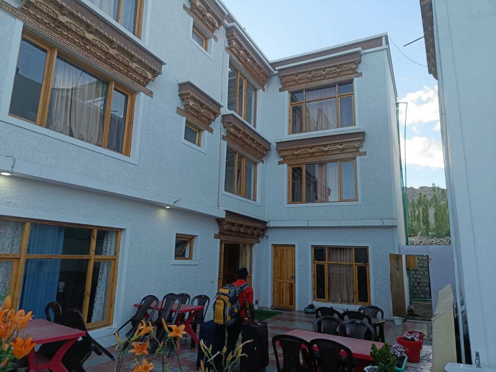 حيث تُقدم وجبات الإفطار، الغداء، العشاء، إطلالات على الحديقة