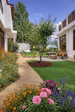 Outdoor banquet area - Hotel Malik Residency (Leh)
