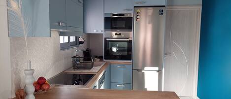 Kjøleskap, mikrobølgeovn, ovn og kokeplater