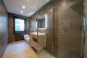 Doccia, asciugacapelli, bidet, asciugamani