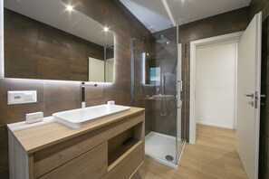家庭公寓, 2 間臥室, 2 間浴室 (Boutique Apartment 4) | 浴室 | 淋浴設備、吹風機、坐浴桶、毛巾