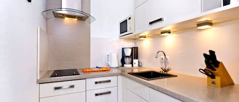 Refrigerador, microondas, lavavajillas, cafetera/tetera