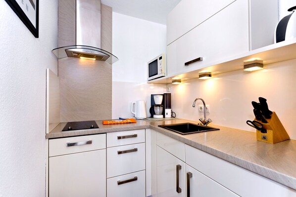 Fridge, microwave, dishwasher, coffee/tea maker