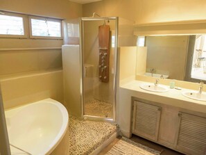 Bathtub - Holiday Home in Loupia with Private Pool (Loupia)